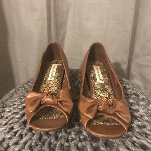 Cognac  American Eagle low heeled flats w/ Bow
